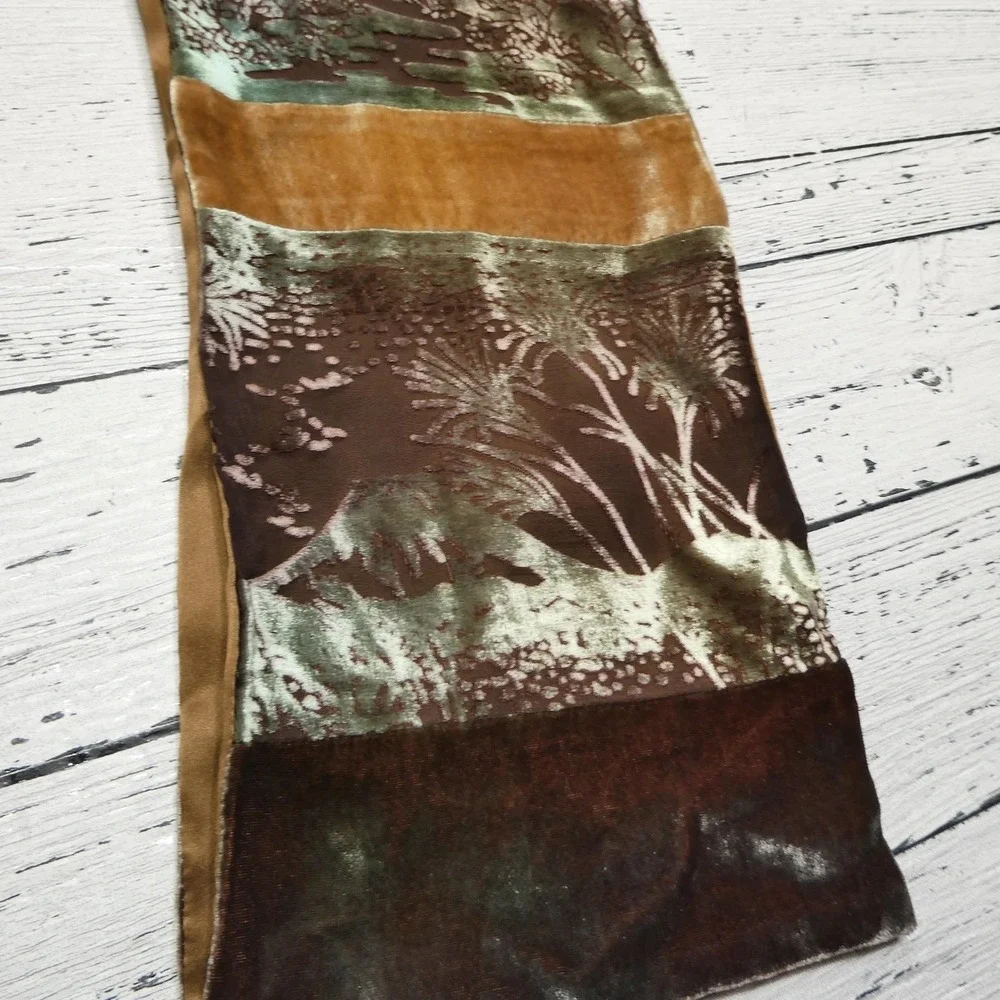 The Metropolitan Museum Of Art Scarf Womens One Size Brown Velvet Floral Art
